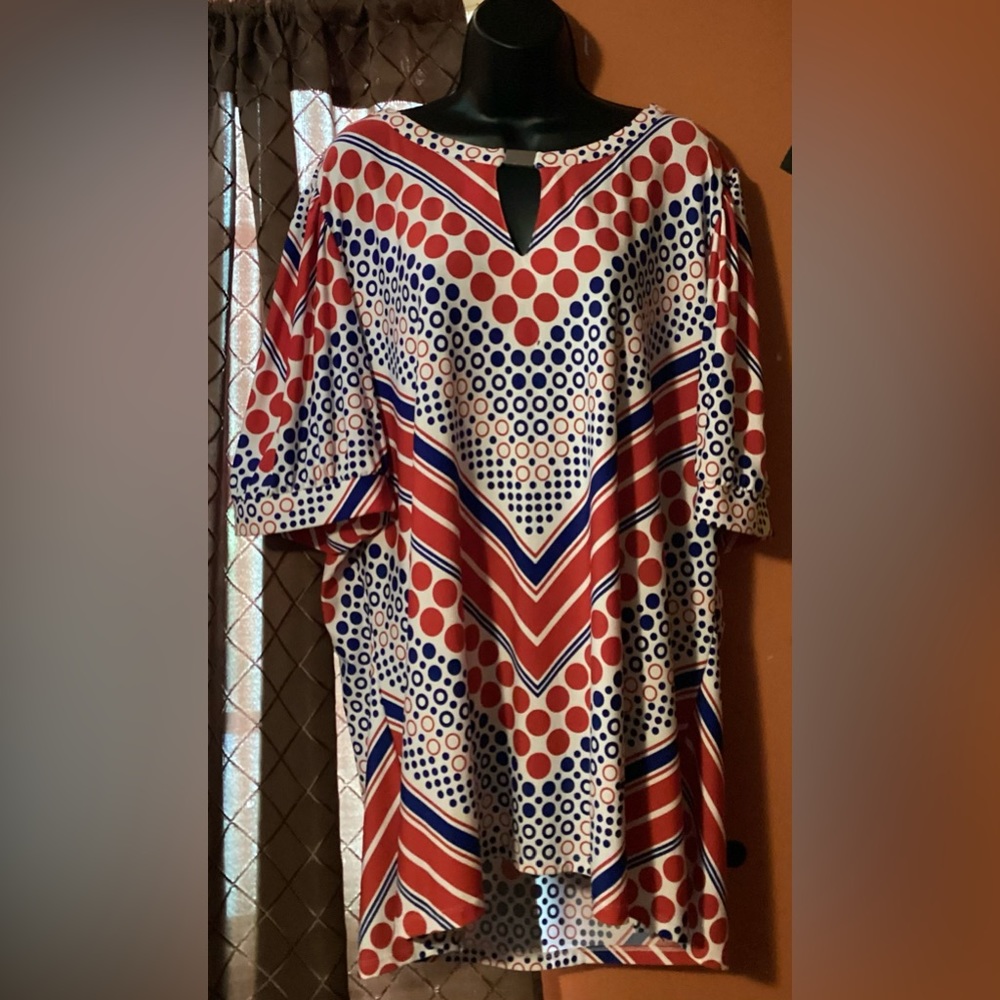 Beautiful multi color shirt, very lightweight with a small flow.